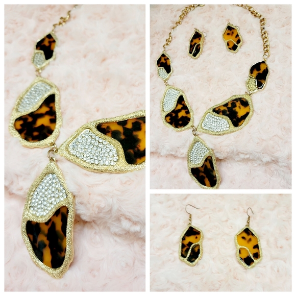 A stunning and eye-catching gold leopard necklace and earring set, complemented - Picture 1 of 12